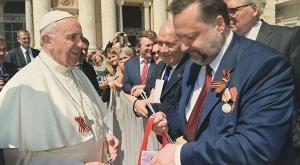 Ватикан оправдался за георгиевскую ленту, надетую Папой Римским