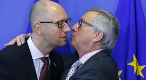 Юнкер и Яценюк на радостях расцеловались при встрече в Брюсселе