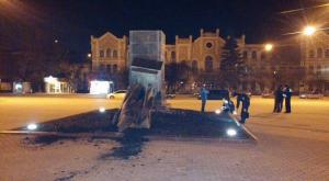 За ночь в Харькове снесли три советских памятника (видео)