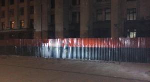 Забор возле Дома профсоюзов в Одессе выкрасили в цвета УПА