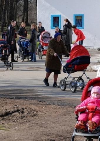 Как повысить рождаемость в России: деньги + патриотизм